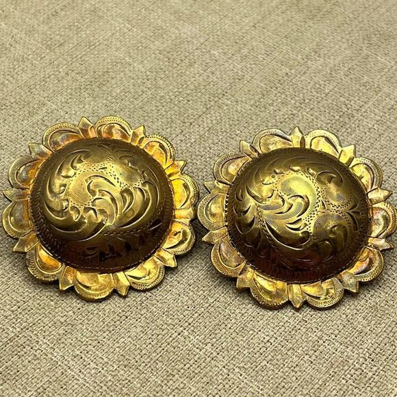 Vintage brass engraved circle pierced earrings - Picture 2 of 10